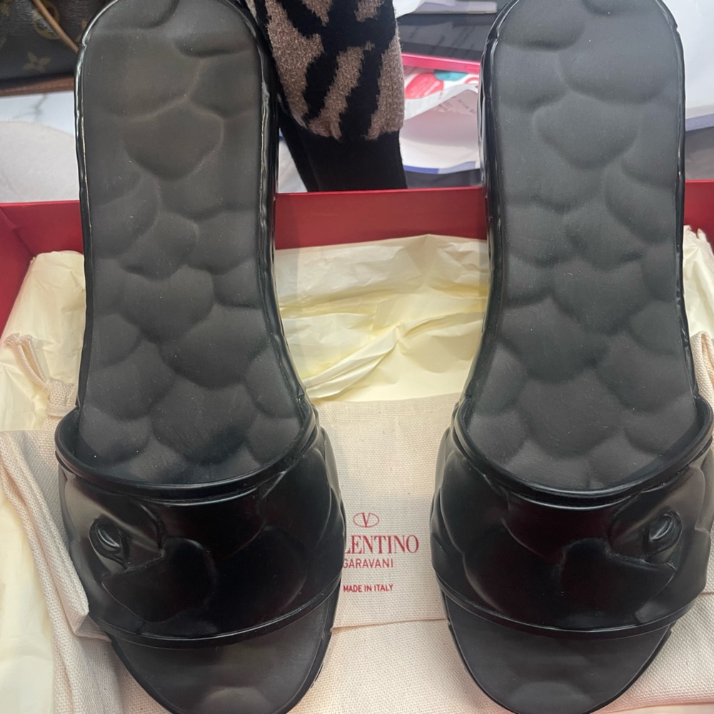 Valentino Garavani Black Rose Rubber Slide Platform Sandals – Size 38 / US 8